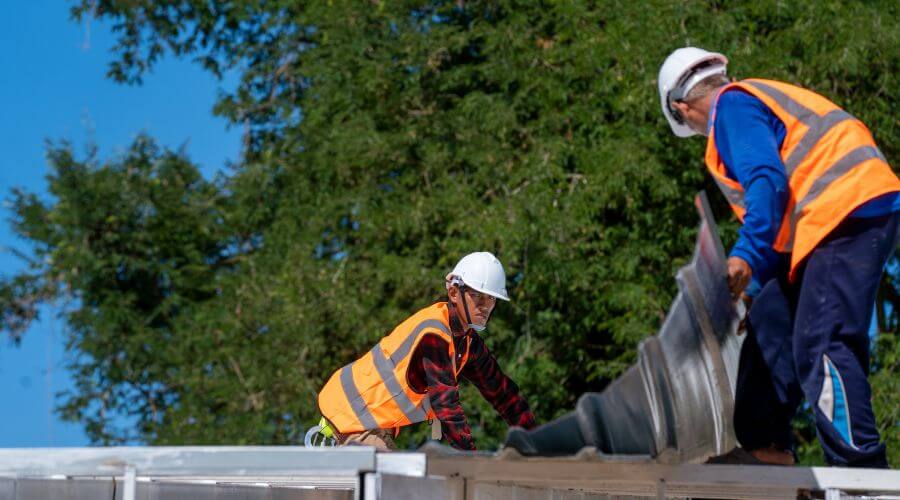 Professional gutter cleaning in Fowler, CA